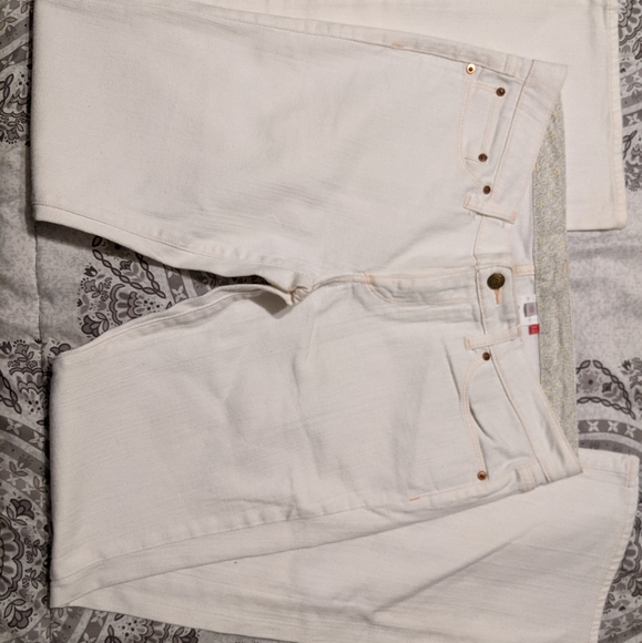 🤍Uni Qlo white jeans🤍 - Picture 1 of 4